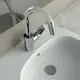 Küchenarmatur von Ideal Standard mit hochgebogenem Auslauf und einem Hebel zur Regulierung, montiert auf einem weißen Waschbecken.